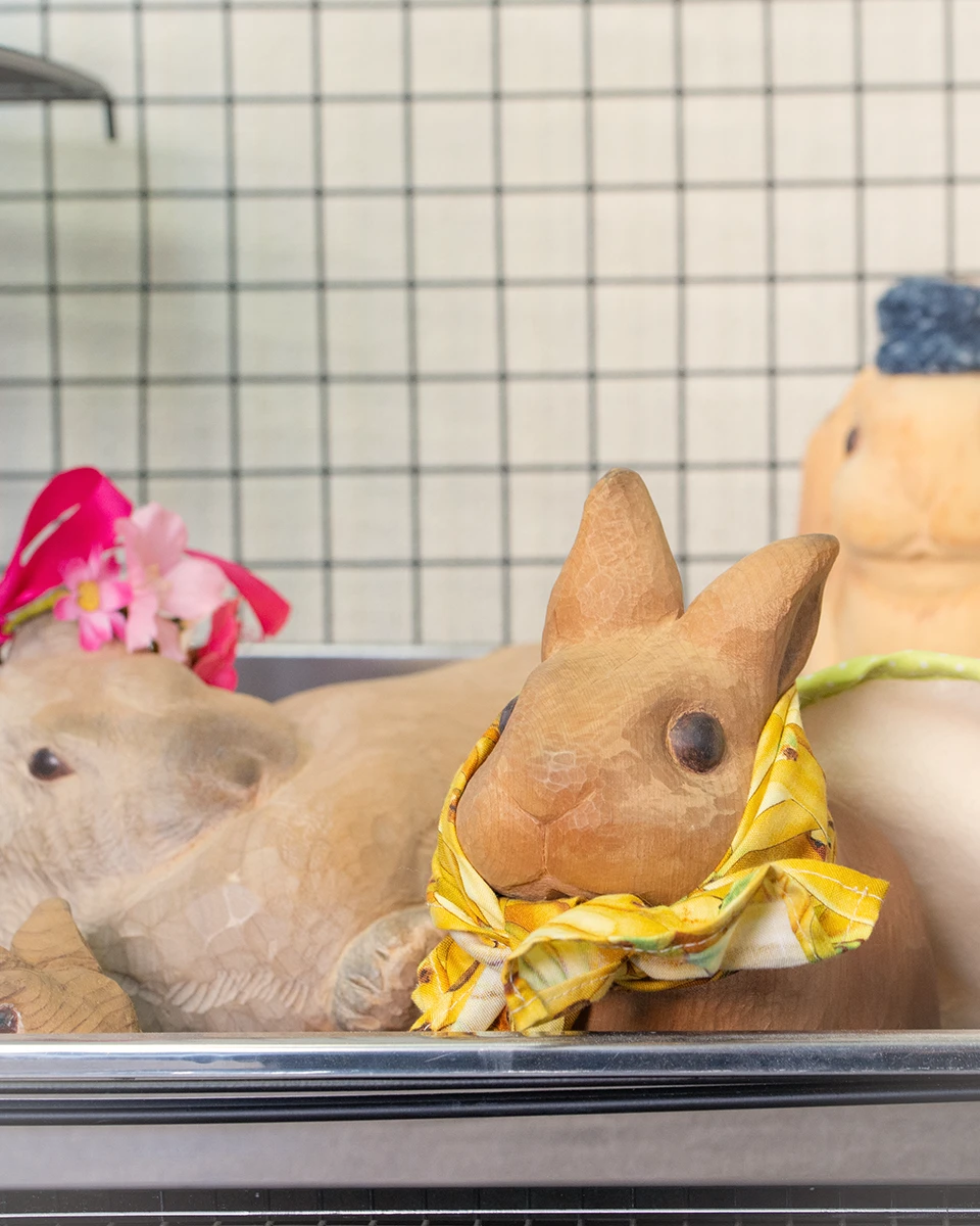 暮らしの中の作品　ケージの中の木彫りうさぎ